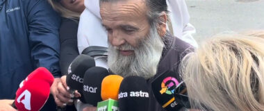 Μητροκτονία στη Λάρισα: Οδύνη στο τελευταίο «αντίο» για την 52χρονη Λουίζα – «Θέλω να τον δω να τον ρωτήσω γιατί το έκανε» είπε ο ιερέας πατέρας της