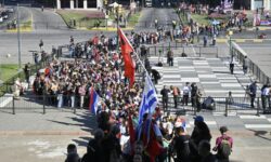 Χιλιάδες Ουρουγουανοί αποχεραίτησαν τον «φτωχότερο πρόεδρο του κόσμου» στην κηδεία του Χοσέ Μουχίκα