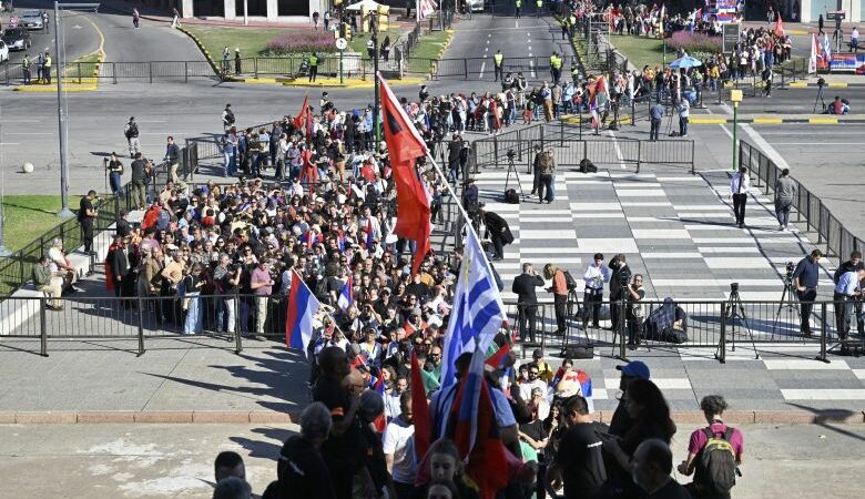 Χιλιάδες Ουρουγουανοί αποχαιρέτησαν τον «φτωχότερο πρόεδρο του κόσμου» στην κηδεία του Χοσέ Μουχίκα