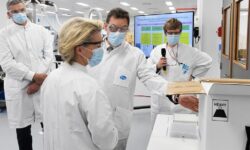 Η Κομισιόν έχασε τη δικαστική υπόθεση σχετικά με τα sms της φον ντερ Λάιεν στον Μπουρλά για τα εμβόλια της Pfizer