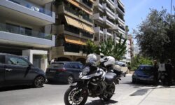 Σε κατ’ οίκον περιορισμό με «βραχιολάκι» θα παραμείνει ο 71χρονος παιδοκτόνος στη Νέα Σμύρνη