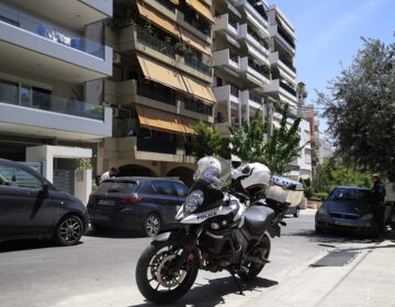 Σε κατ’ οίκον περιορισμό με «βραχιολάκι» θα παραμείνει ο 71χρονος παιδοκτόνος στη Νέα Σμύρνη