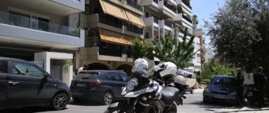 Σε κατ’ οίκον περιορισμό με «βραχιολάκι» θα παραμείνει ο 71χρονος παιδοκτόνος στη Νέα Σμύρνη