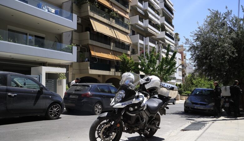 Σε κατ’ οίκον περιορισμό με «βραχιολάκι» θα παραμείνει ο 71χρονος παιδοκτόνος στη Νέα Σμύρνη