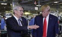 Ο Ντόναλντ Τραμπ τα έβαλε με τον CEO της Apple: «Να χτίσεις εργοστάσιο στις ΗΠΑ»
