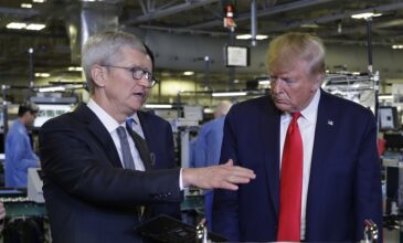 Ο Ντόναλντ Τραμπ τα έβαλε με τον CEO της Apple: «Να χτίσεις εργοστάσιο στις ΗΠΑ»