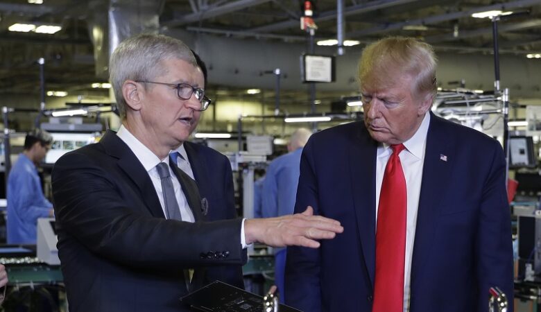 Ο Ντόναλντ Τραμπ τα έβαλε με τον CEO της Apple: «Να χτίσεις εργοστάσιο στις ΗΠΑ»