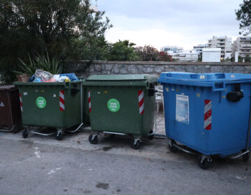 Υπόθεση βρέφους που βρέθηκε σε κάδο απορριμάτων στον Άλιμο: Τι εξετάζει η ΕΛ.ΑΣ. για τη μαρτυρία της γιαγιάς – Η στιγμή που βρέθηκε το κοριτσάκι
