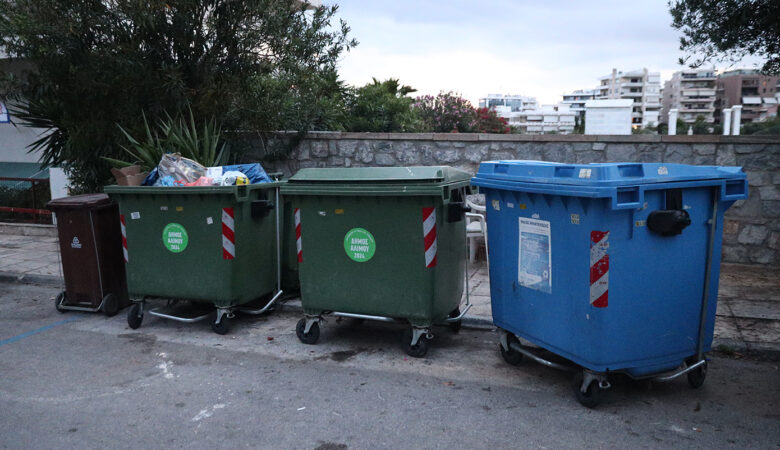 Υπόθεση βρέφους που βρέθηκε σε κάδο απορριμάτων στον Άλιμο: Τι εξετάζει η ΕΛ.ΑΣ. για τη μαρτυρία της γιαγιάς – Η στιγμή που βρέθηκε το κοριτσάκι