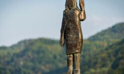 Εξαφανίστηκε μυστηριωδώς το μπρούτζινο άγαλμα της Μελάνια Τραμπ στη Σλοβενία