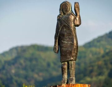 Εξαφανίστηκε μυστηριωδώς το μπρούτζινο άγαλμα της Μελάνια Τραμπ στη Σλοβενία