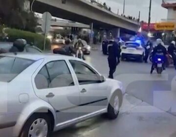 Έπεσε νταλίκα από τη γέφυρα στην Πέτρου Ράλλη στη λεωφόρο Θηβών