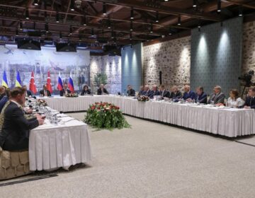 Ανοιχτό το ενδεχόμενο να συνεχιστούν οι συνομιλίες για ειρήνη στην Ουκρανία – Η ρωσική αντιπροσωπεία δηλώνει ικανοποιημένη