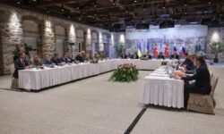Αποκαλύψεις από Ουκρανό αξιωματούχο: Οι Ρώσοι ζήτησαν η Ουκρανία να αποσύρει τα στρατεύματά της και να ξεχάσει τις αποζημιώσεις