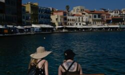 Βρετανοί ναύτες αναστάτωσαν τα Χανιά κυκλοφορώντας γυμνοί στο Ενετικό Λιμάνι – Δείτε βίντεο
