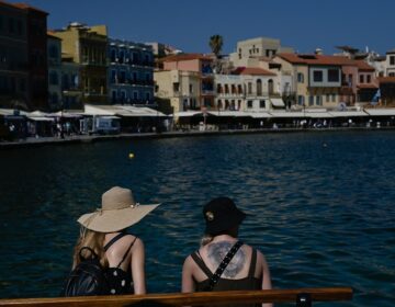Βρετανοί ναύτες αναστάτωσαν τα Χανιά κυκλοφορώντας γυμνοί στο Ενετικό Λιμάνι – Δείτε βίντεο