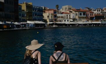 Βρετανοί ναύτες αναστάτωσαν τα Χανιά κυκλοφορώντας γυμνοί στο Ενετικό Λιμάνι – Δείτε βίντεο