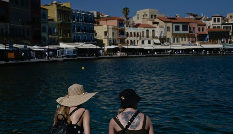 Βρετανοί ναύτες αναστάτωσαν τα Χανιά κυκλοφορώντας γυμνοί στο Ενετικό Λιμάνι – Δείτε βίντεο