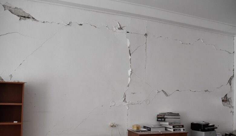 Μπαράζ σεισμών στην Εύβοια – Πάνω από 50 κτήρια με ρηγματώσεις