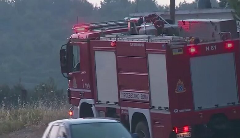 Μήνυμα από το 112 για τη φωτιά στο Μαρκόπουλο – «Παραμείνετε σε εσωτερικούς χώρους»