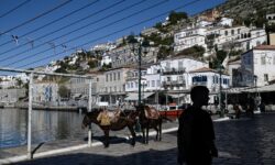Αυστηροποιείται το πλαίσιο για τα τροχοφόρα σε Ύδρα και Σπέτσες