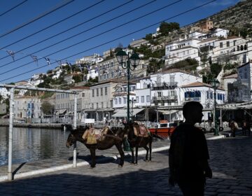 Αυστηροποιείται το πλαίσιο για τα τροχοφόρα σε Ύδρα και Σπέτσες