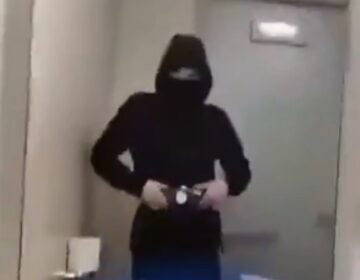 Σοκαριστικό βίντεο με έφηβο να μαχαιρώνει τρία κορίτσια σε σχολείο στη Φινλανδία