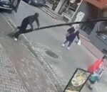 Τρομακτικό ατύχημα στην Πολωνία: Άνδρας ακούμπησε σε κολόνα φωτισμού και αυτή έπεσε πάνω σε περαστική – Δείτε βίντεο