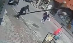 Τρομακτικό ατύχημα στην Πολωνία: Άνδρας ακούμπησε σε κολόνα φωτισμού και αυτή έπεσε πάνω σε περαστική – Δείτε βίντεο