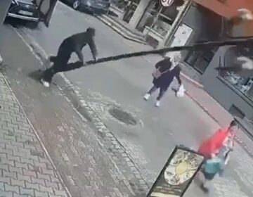 Τρομακτικό ατύχημα στην Πολωνία: Άνδρας ακούμπησε σε κολόνα φωτισμού και αυτή έπεσε πάνω σε περαστική – Δείτε βίντεο