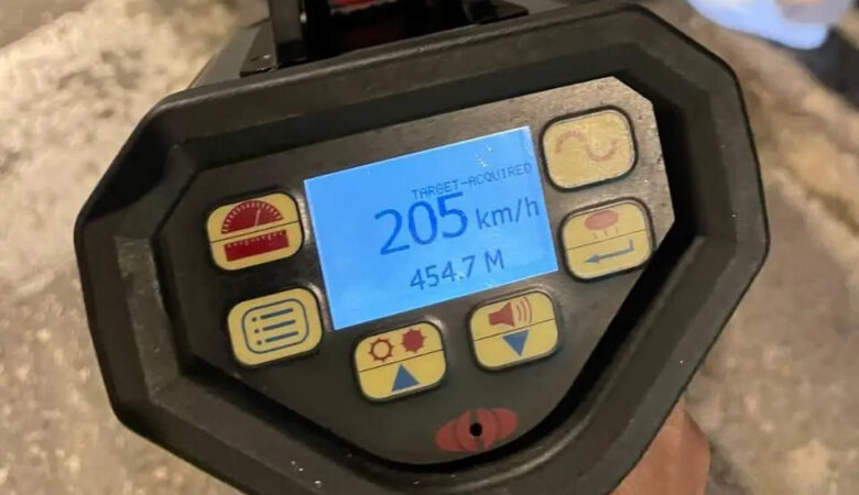 Συνελήφθη οδηγός μηχανής, που έτρεχε με 205 χλμ/ώρα στη Λεωφόρο Βουλιαγμένης