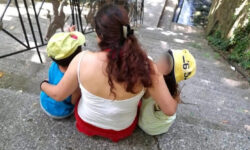 Προφυλακίστηκε η 32χρονη μητέρα για την κακοποίηση των παιδιών της στη Λάρισα – Στον εισαγγελέα ο 50χρονος φίλος της