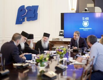 Με επιτροπή ιερομόναχων του Αγίου Όρους συναντήθηκε ο πρωθυπουργός