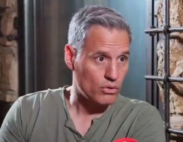 Γρηγόρης Πετράκος: «Τους άντρες που τραγουδάνε με ψεύτικη φωνή σε γυναικείους τόνους δεν μπορώ καθόλου»