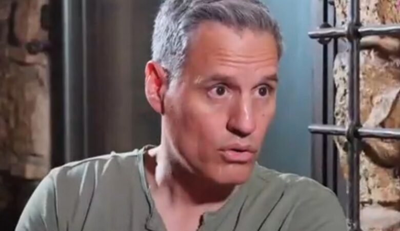 Γρηγόρης Πετράκος: «Τους άντρες που τραγουδάνε με ψεύτικη φωνή σε γυναικείους τόνους δεν μπορώ καθόλου»