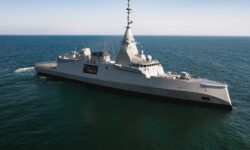 Η φρεγάτα «Κίμων» βγήκε στην ανοιχτή θάλασσα για δοκιμές