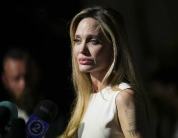 Διχάζει το βίντεο με την… αποστροφή της Αντζελίνα Τζολί για τον σωματοφύλακά της