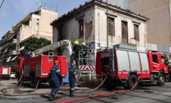 Σβήστηκε η φωτιά σε εγκαταλελειμμένο κτήριο στην οδό Λιοσίων
