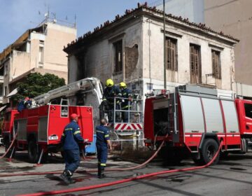 Σβήστηκε η φωτιά σε εγκαταλελειμμένο κτήριο στην οδό Λιοσίων