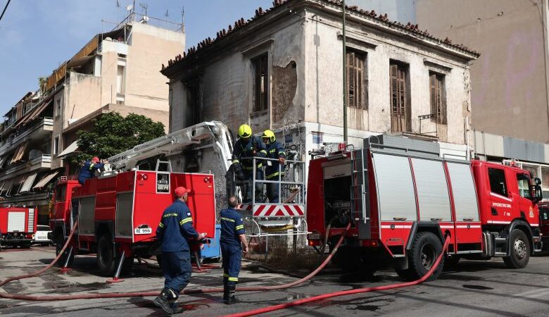 Σβήστηκε η φωτιά σε εγκαταλελειμμένο κτήριο στην οδό Λιοσίων