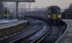 Βρετανία: Η εταιρεία South Western Railway είναι η πρώτη σιδηροδρομική εταιρεία που περνά από σήμερα στον έλεγχο του δημοσίου