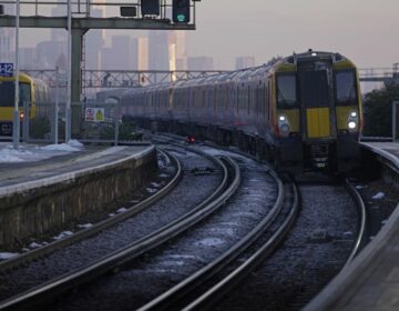Βρετανία: Η εταιρεία South Western Railway είναι η πρώτη σιδηροδρομική εταιρεία που περνά από σήμερα στον έλεγχο του δημοσίου