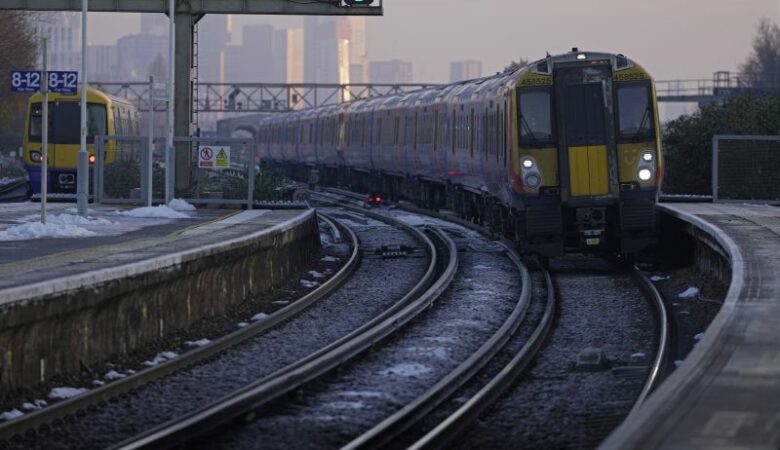Βρετανία: Η εταιρεία South Western Railway είναι η πρώτη σιδηροδρομική εταιρεία που περνά από σήμερα στον έλεγχο του δημοσίου