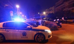 Αυτοκίνητο έπεσε σε στάση λεωφορείου και τραυμάτισε τρεις γυναίκες στο Χαλάνδρι – «Μαχαιρώστε με» φώναζε ο οδηγός