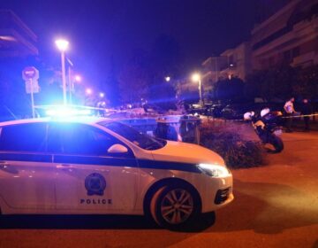 Αυτοκίνητο έπεσε σε στάση λεωφορείου και τραυμάτισε τρεις γυναίκες στο Χαλάνδρι – «Μαχαιρώστε με» φώναζε ο οδηγός