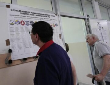 Yπεροχή της αντιπολίτευσης δείχνουν στην Ιταλία τα exit poll των δημοτικών εκλογών