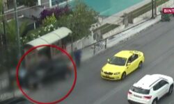 Βίντεο-ντοκουμέντο με αυτοκίνητο να χτυπάει τρεις γυναίκες σε στάση λεωφορείου στο Χαλάνδρι – Εξετάζεται αν είχε δόλο