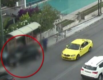 Βίντεο-ντοκουμέντο με αυτοκίνητο να χτυπάει τρεις γυναίκες σε στάση λεωφορείου στο Χαλάνδρι – Εξετάζεται αν είχε δόλο