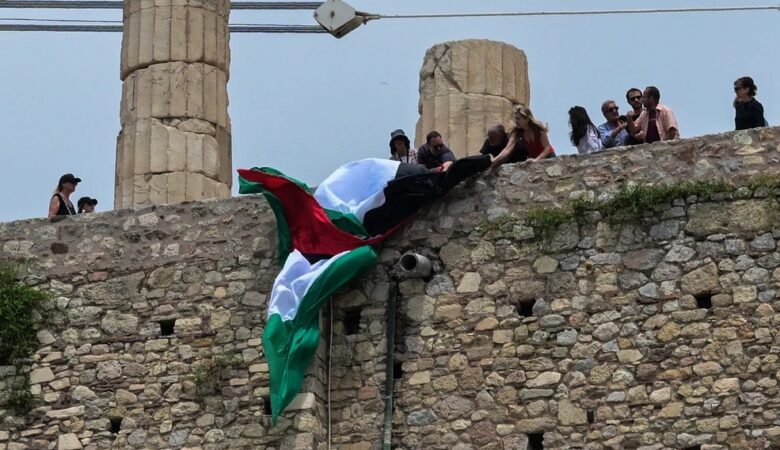 Προσήχθησαν 12 άτομα που προσπάθησαν να υψώσουν σημαία της Παλαιστίνης στην Ακρόπολη