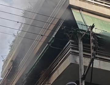 Συναγερμός στην Καλλιθέα για φωτιά σε διαμέρισμα: Εγκλωβίστηκε ηλικιωμένος στο μπαλκόνι